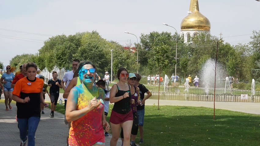 Красочный забег прошел в Волжском